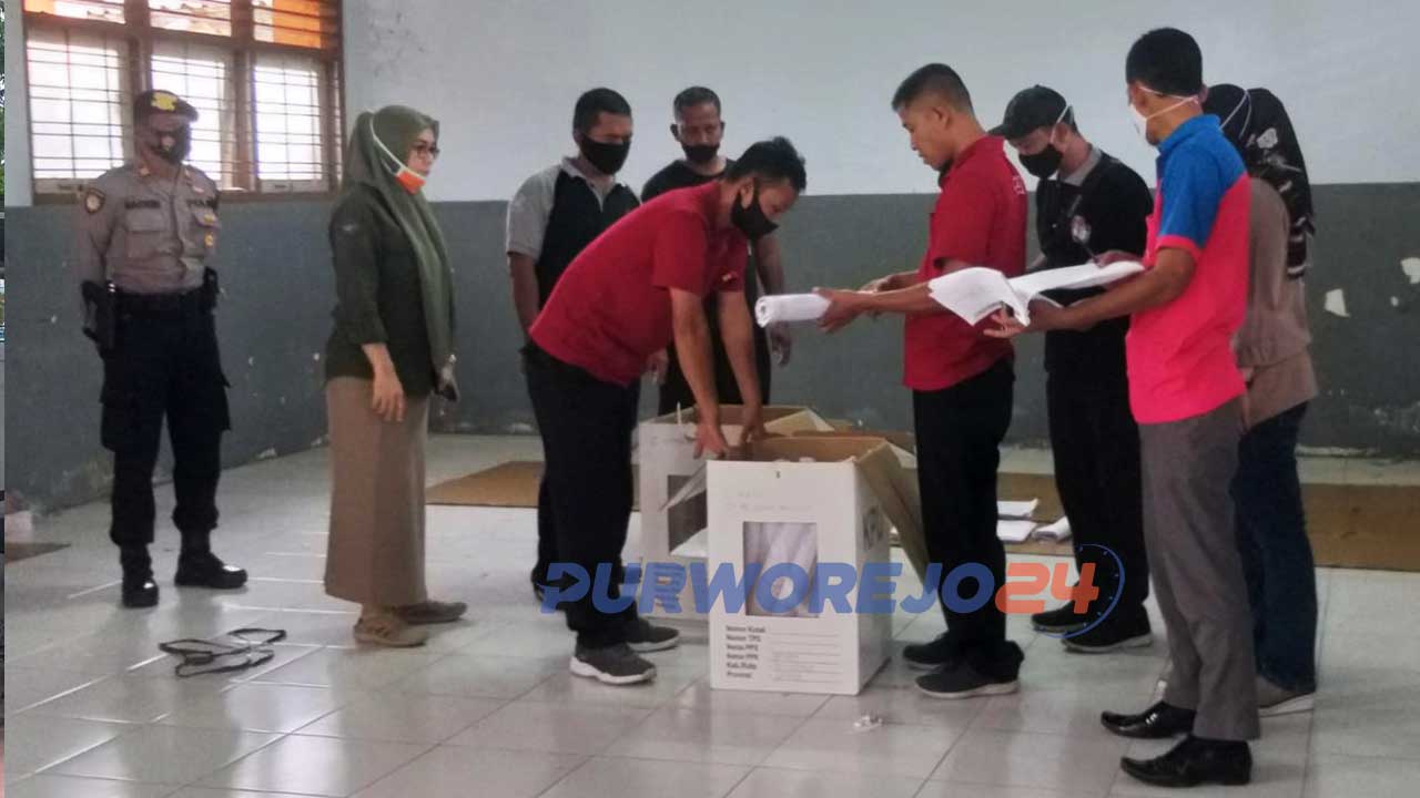 Petugas KPU disaksikan sejumlah saksi dari Bawaslu, Kepolisian, dan ketiga Tim Paslon membuka Kotak Suara Hasil Pemilihan Bupati-Wakil Bupati 2020.