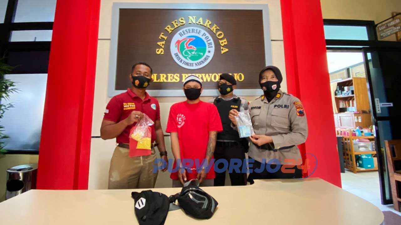 Polisi membekuk seorang pemuda asal Desa Krasak, Kecamatan Salaman, Magelang, Jawa Tengah karena diduga sebagai pengedar ribuan butir obat-obatan terlarang