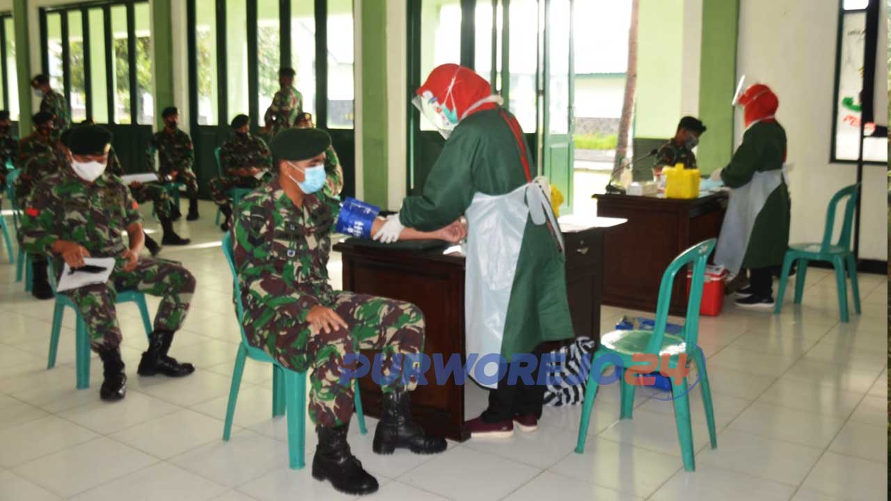 Puluhan prajurit Yonif Mekanis Raider 412/BES/6/2 Kostrad, Purworejo, menjalani pengecekan Laborat Plasma Konvalesen di Gedung Bharata, Rabu (27/01/2021).