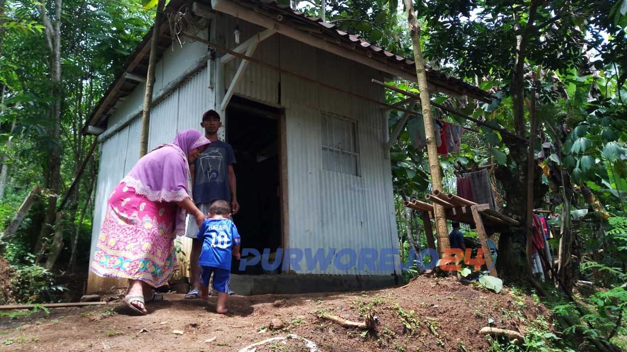 Satu keluarga tinggal di gubuk sederhana di desa Trirejo. Loano, Purworejo