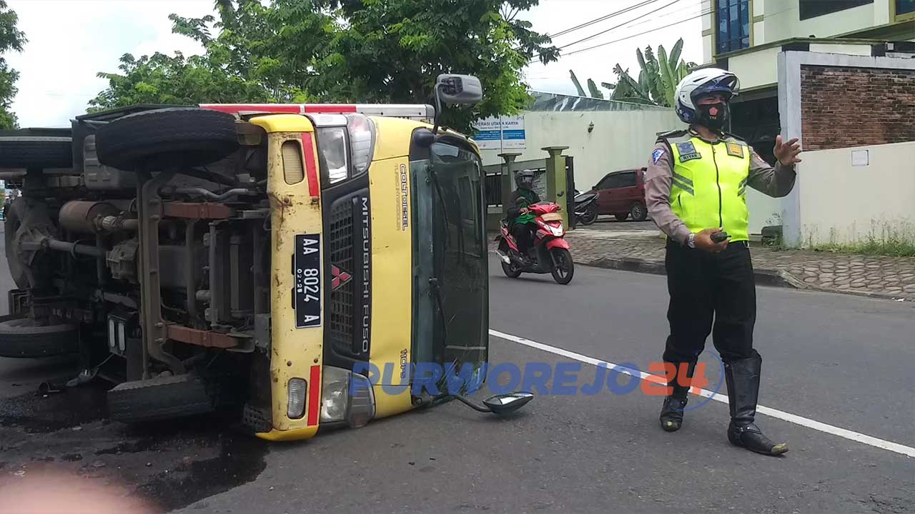 Sebuah Truk Box bermuatan ratusan karton terguling di Jalan Tentara Pelajar Purworejo.