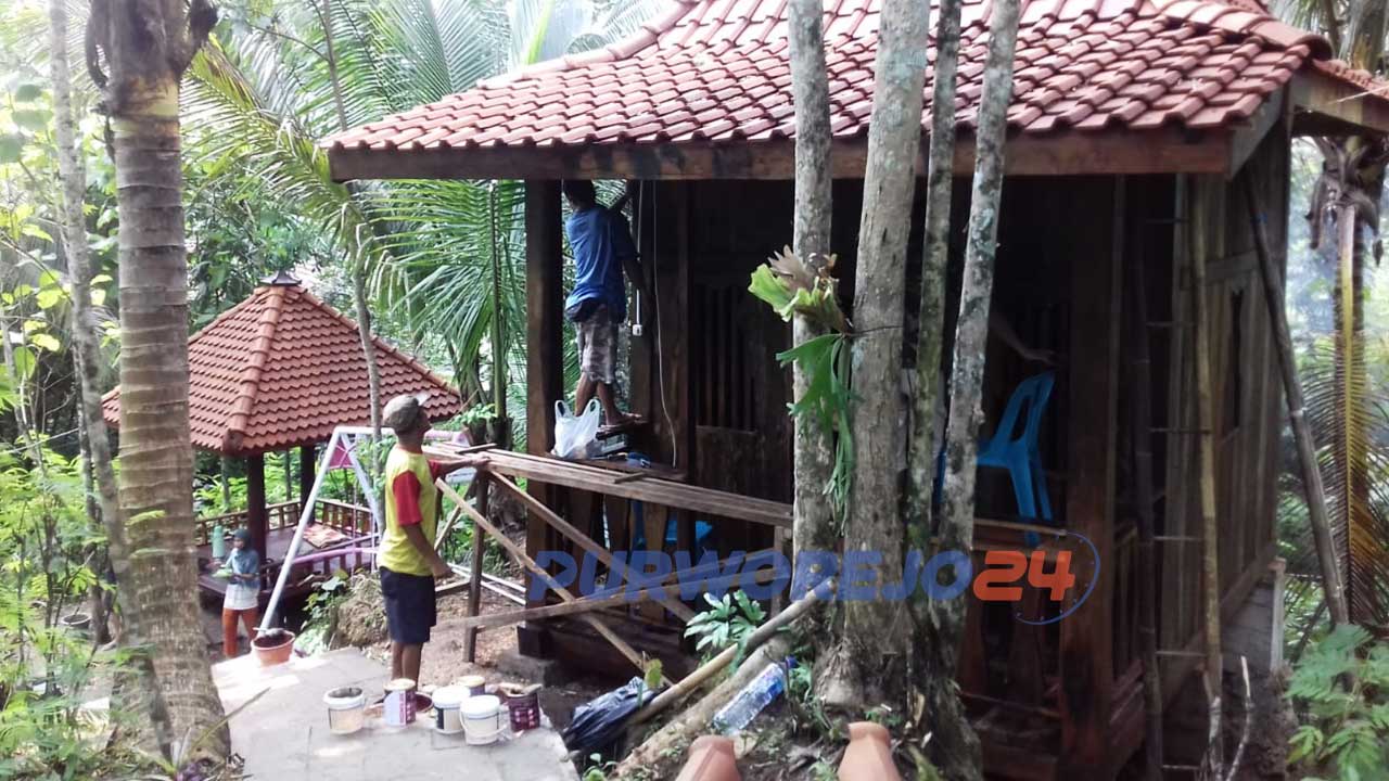 Sejumlah pekerja melakuan pembangunan fasilitas di obyek wisata Sidandang