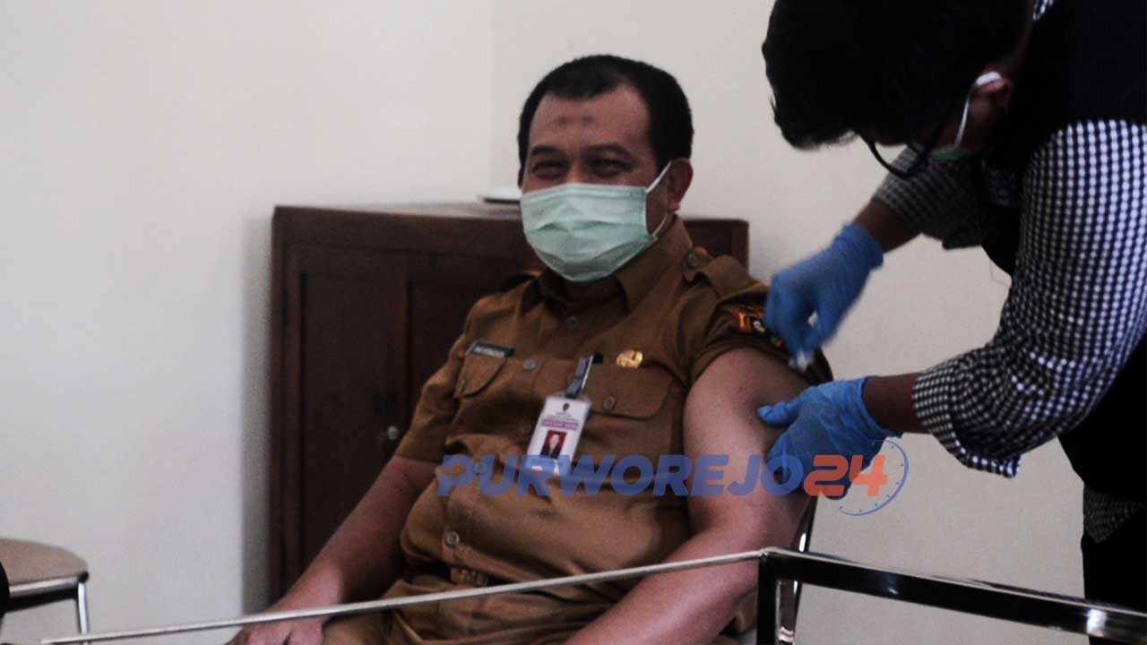 Sekda Purworejo Said Romadhon usai mendapat vaksinasi Covid-19. (26/1/2021)