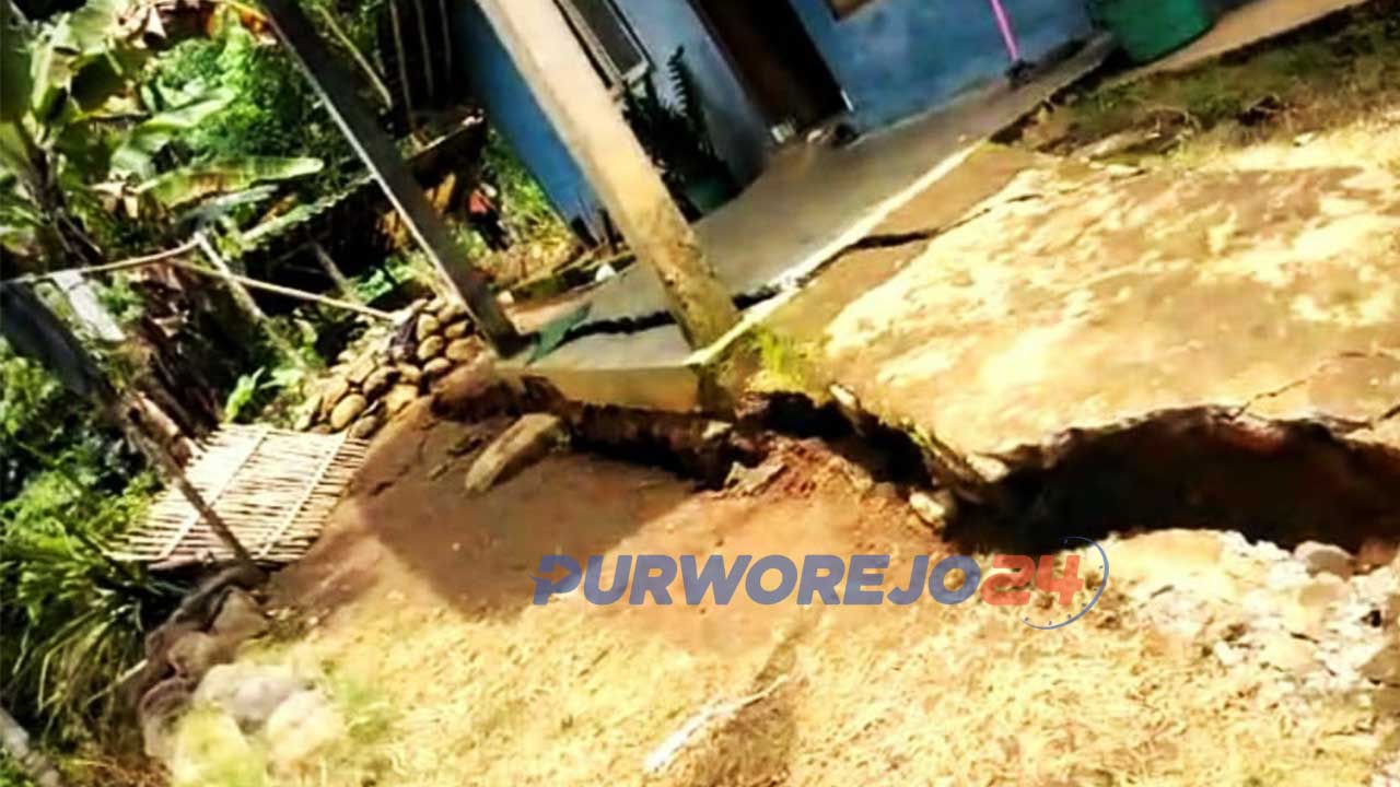 Tanah retak di Desa Tegalsari Kecamatan Bruno, Purworejo