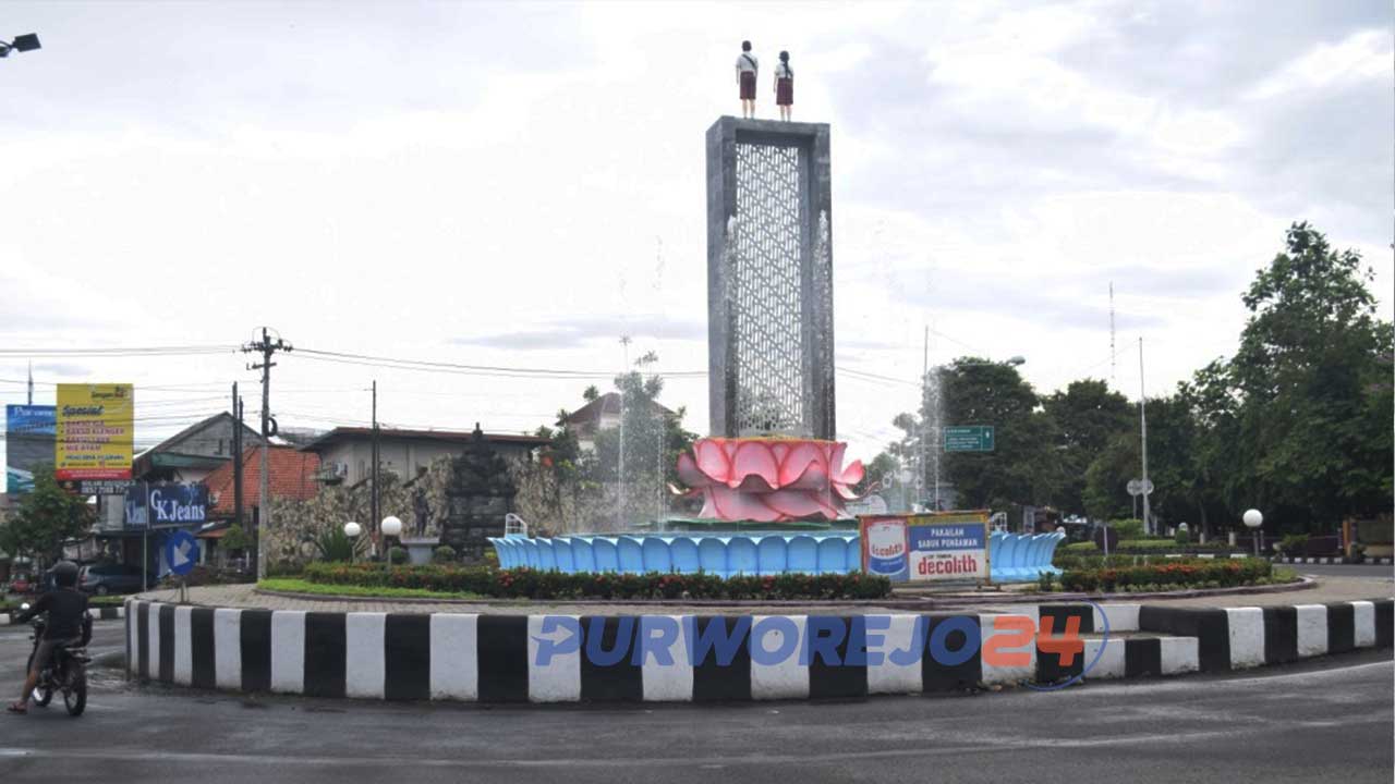 "Tugu Anak SD" di pertigaan Jalan Brigjen Katamso Purworejo yang ramai mengalami penolakan.