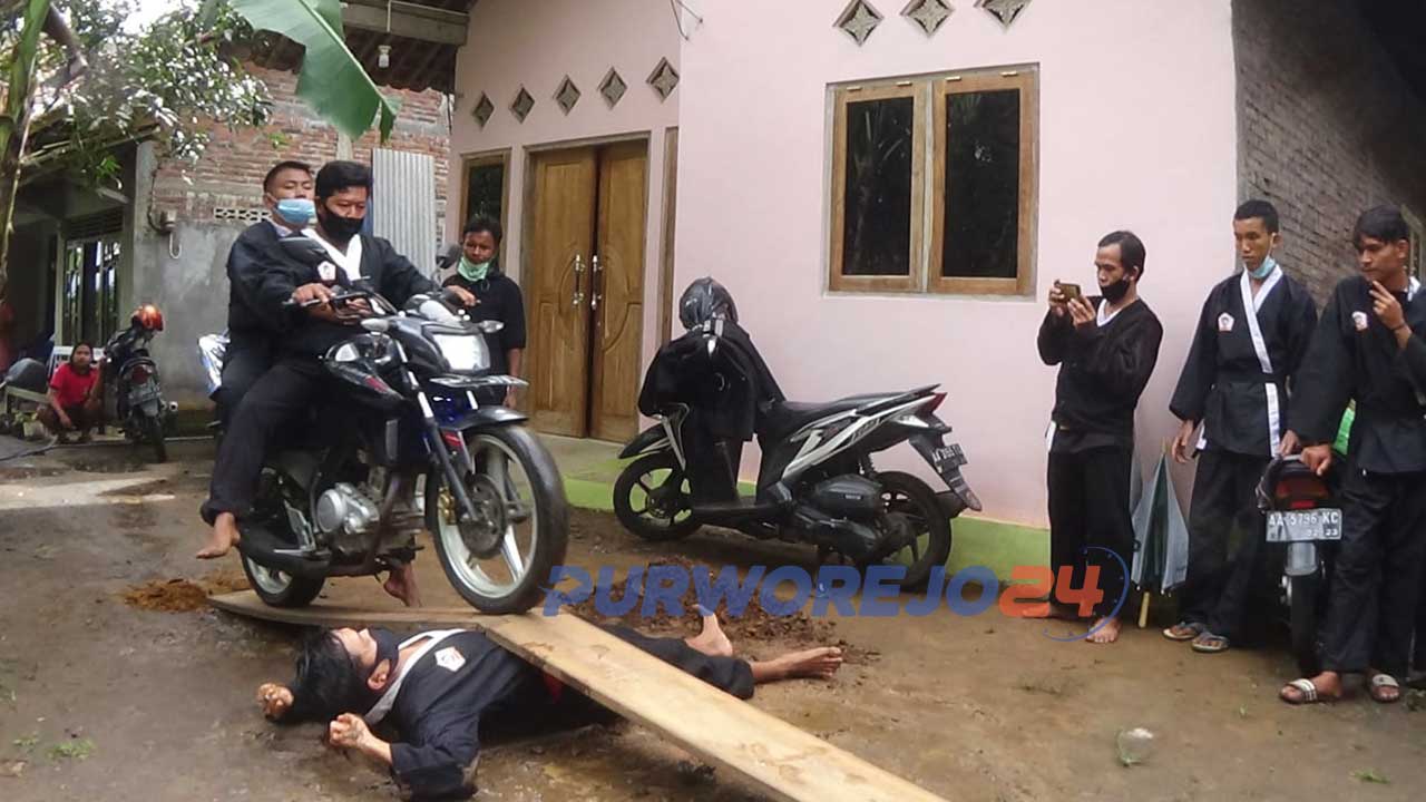 Uji kemampuan dalam acara Harkatan atau kenaikan pangkat anggota Paguyuban Silat Tenaga Dalam Roso Sejati Purworejo