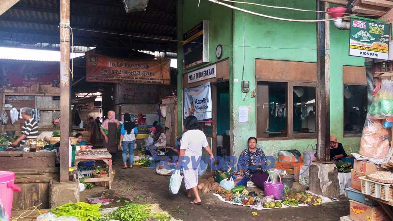 Aktifitas di Pasar Suronegaran, Purworejo.