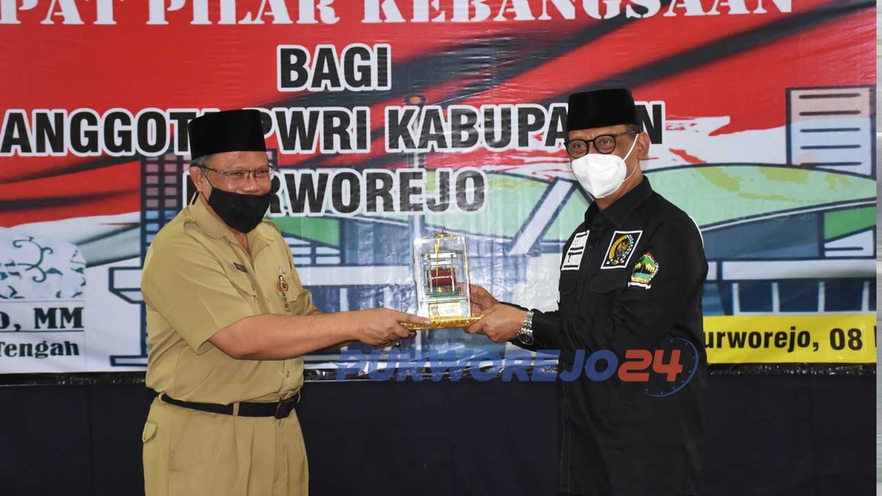 Anggota DPD RI Ir. Bambang Sutrisno, M.M., bertukar cindera mata dengan Asisten Administrasi Pemerintahan Setda Kabupaten Purworejo Pram Prsetya achmad sebelum acara sosialisasi 4 pilar