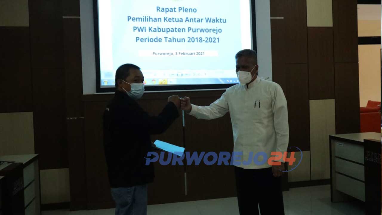 Aris Himawan (kiri) menerima berita acara Rapat Pleno Pemilihan Ketua AW PWI Kabupaten Purworejo dari Wakil Ketua Bidang Organisasi PWI Jateng.
