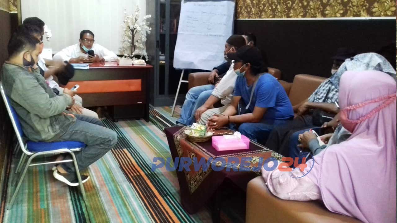 Belasan sub kontraktor pembuatan kandang program Ngingu Bareng melakukan konsultasi hukum dengan Kasat Reskrim Polres Purworejo, (22/2/2021)