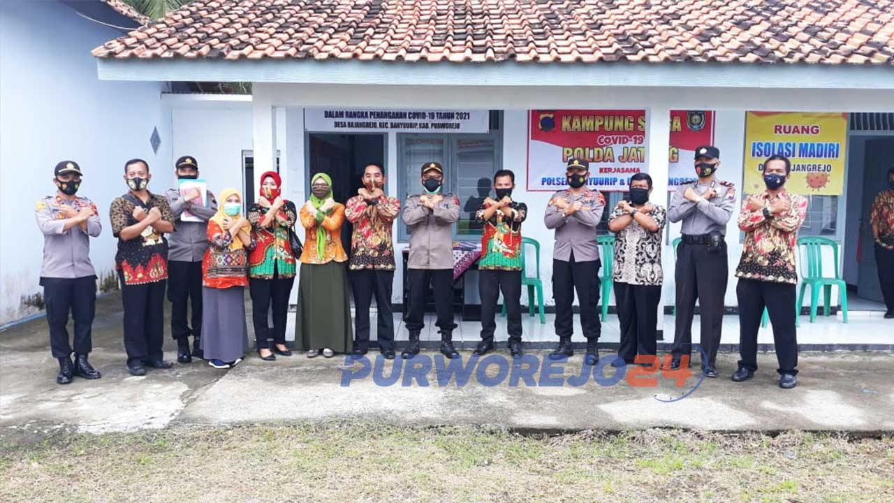 Foto bersama usai kegiatan perpanjangan PPKM di Desa Bajangrejo