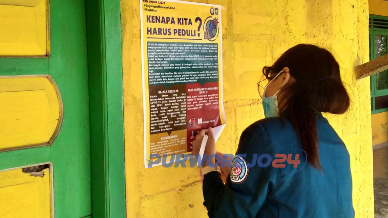 Grace, mahasiswa KKN Undip menyebar poster Edukasi Covid-19 di Desa Guyangan Kecamatan Purwodadi, Purworej.o