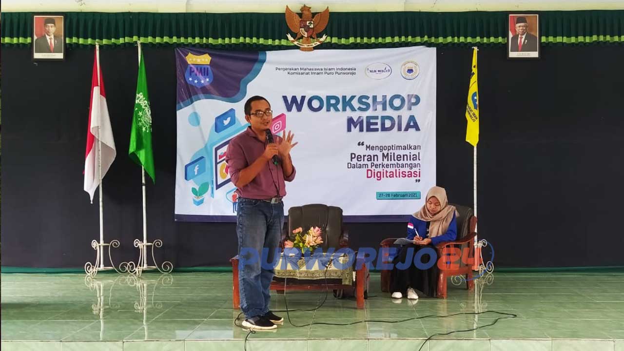 Hantoro Wibowo, Wartawan Kompas TV yang juga praktisi Content Creator memberikan materi Youtube dan Videografi dalam Workshop Media yang diadakan di STAINU Purworejo.