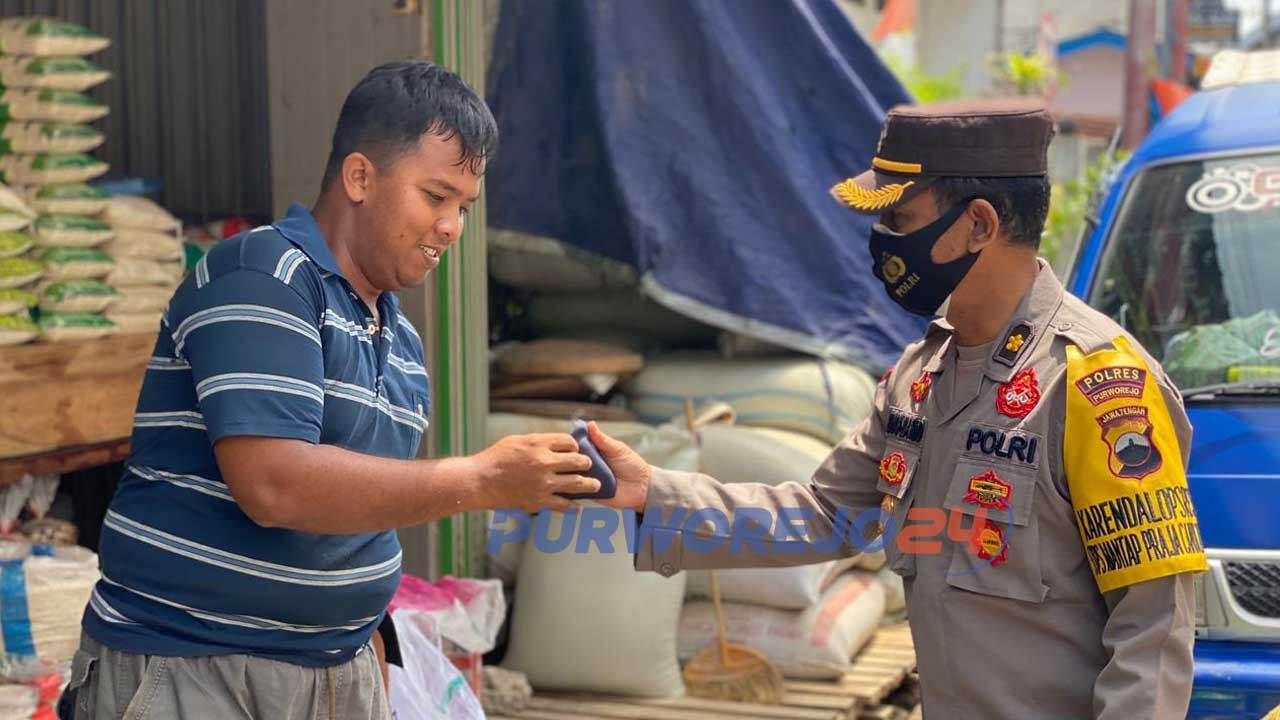 Kapolres Purworejo AKBP Rizal Marito membagikan masker ke pengunjung dan pedagang pasar yang ekdapatan tidak memakai masker.