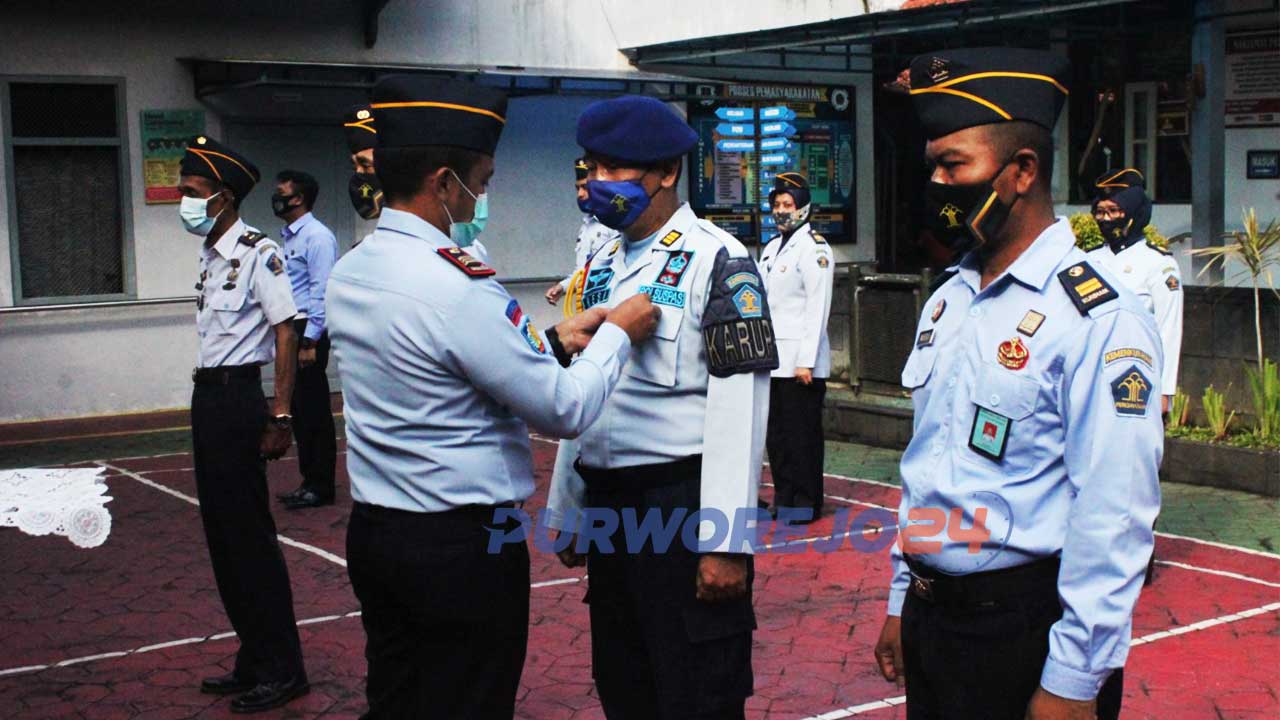 Kepala Rutan sematkan pin WBK kepada perwakilan petugas.