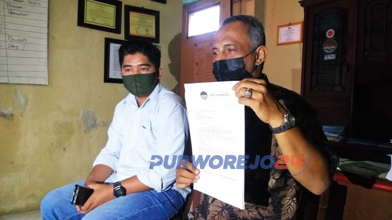 Kuasa Hukum PT Ilver Jaya Pratama, Yunus SH menunjukkan laporan kronologis kejadian indikasi penipuanyang dialami kliennya.