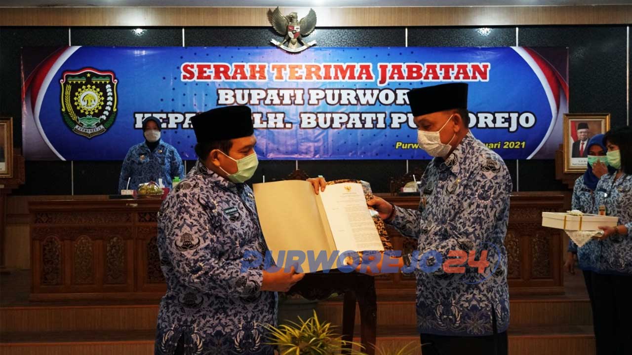 Penyerahan Surat Keputusan serta Buku Memori oleh Bupati Purworejo Agus Bastian kepada Plh Bupati Purworejo Said Romadhon, di Ruang Arahiwang Setda Purworejo, Rabu (17/2/2021).