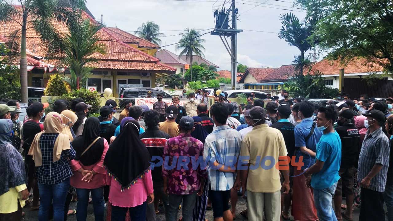 Puluhan warga memadati kantor BPN Purworejo sampaikan aspirasi