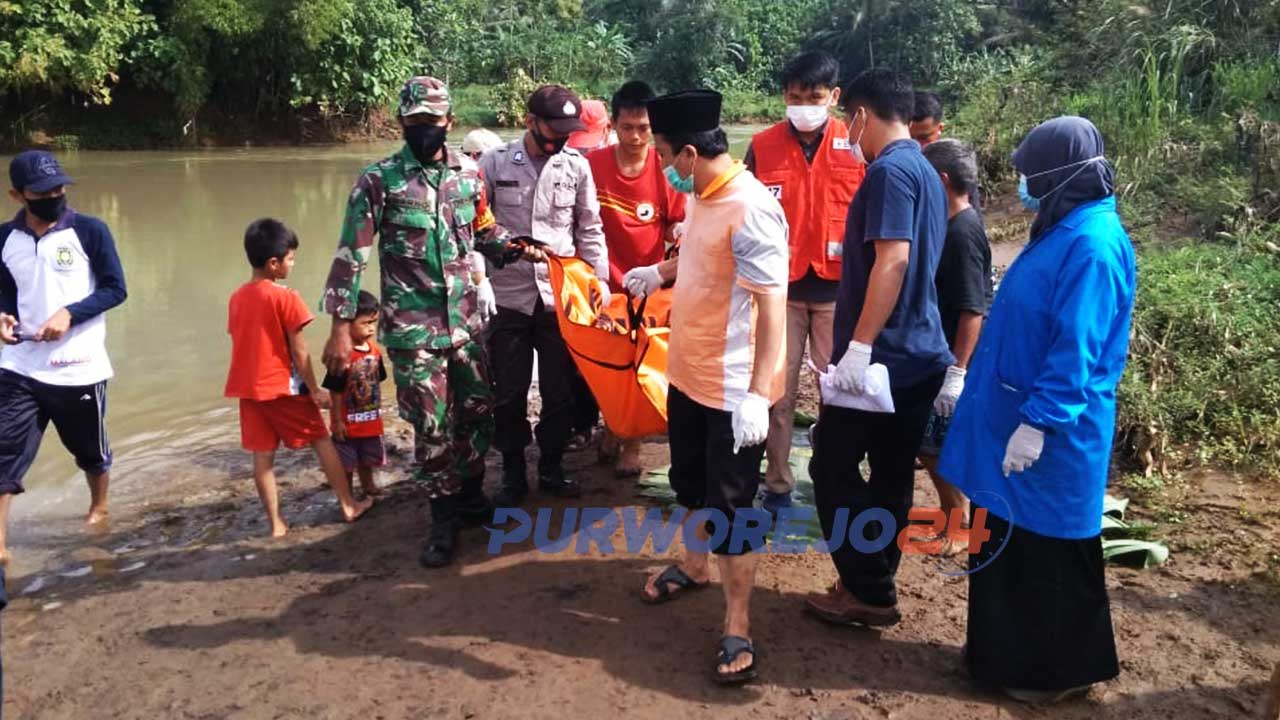 Sejumlah warga bersama BPBD, PMI, TNI dan Polri mengevakuasi seorang warga Sucenjurutengah yang ditemukan meninggal di Sungai Jali.