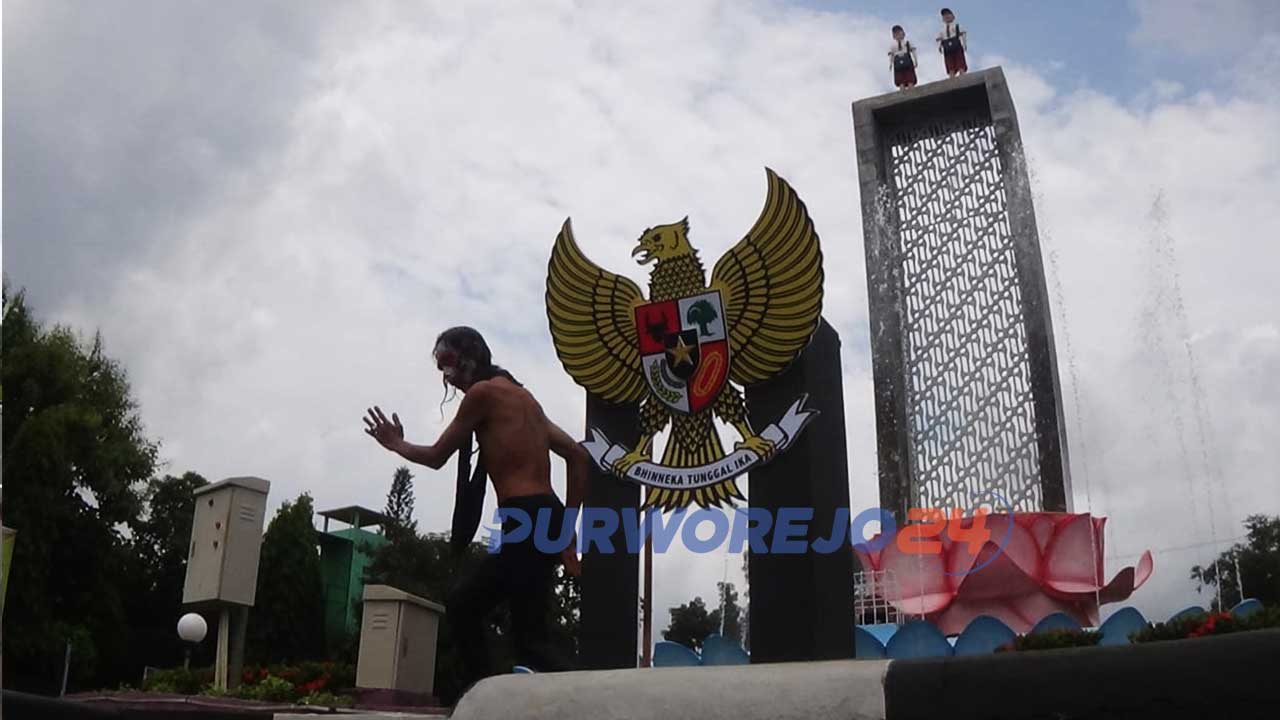 Seorang seniman melakukan happening art di Monumen Perjuangan Tentara Pelajr Purworejo