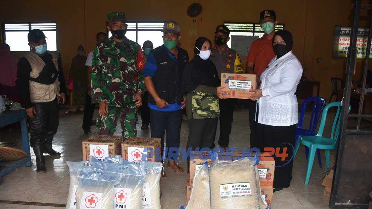 Wakil Bupati Purworejo yang juga Ketua PMI Purworejo menyerahkan bantuan untuk korban banjir di desa Brengkol, Kecamatan Pituruh, Purworejo