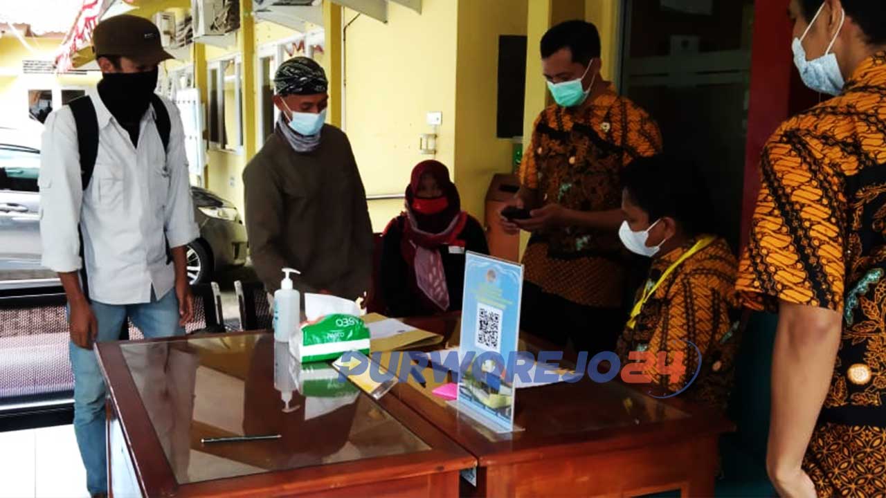 Warga Desa Wdas menyampaikan surat penolakan adanya rencana pertambangan Quarry Batuan Andesit di Desa Wadas.