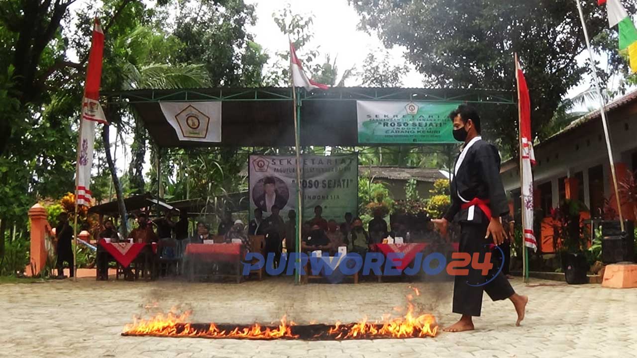 Anggota Paguyuban Silat Tenaga Dalam Roso Sejati Indonesia, Purworejo unjuk kepandaian dan kedigdayaan ilmu tenaga.