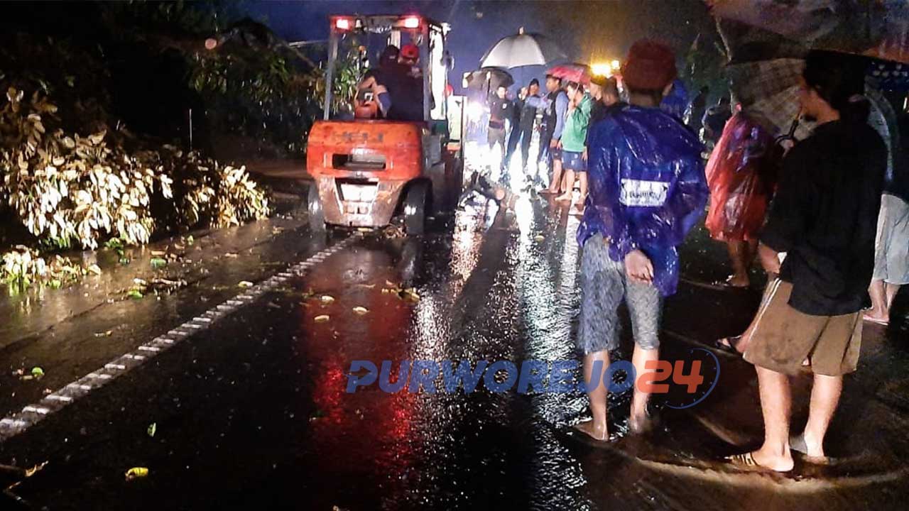 BPBD Purworjeo menurunkan satu unit alat berat untuk memebrsihkan amterial tanah longsor di Desa Ketosari Kecamatan Bener, Purworejo.