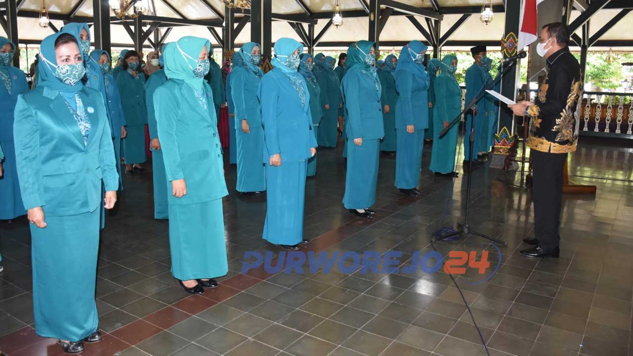 Bupati Purworejo RH Agus Bastian SE MM melantik 44 orang pengurus Tim Penggerak Pemberdayaan dan Kesejahteraan Keluarga (TP PKK) Kabupaten Purworejo Masa Bhakti 2021 - 2026
