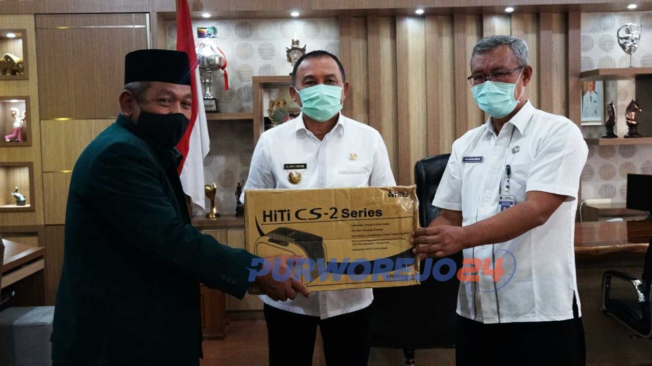 Bupati Purworejo meneyrahkan bnantuan secara simbolis kepada Ketua PCNU Kabupaten Purworejo H Farid Solihin didampingi Kabag Kesra Setda Drs H Fatkhurrohman MM