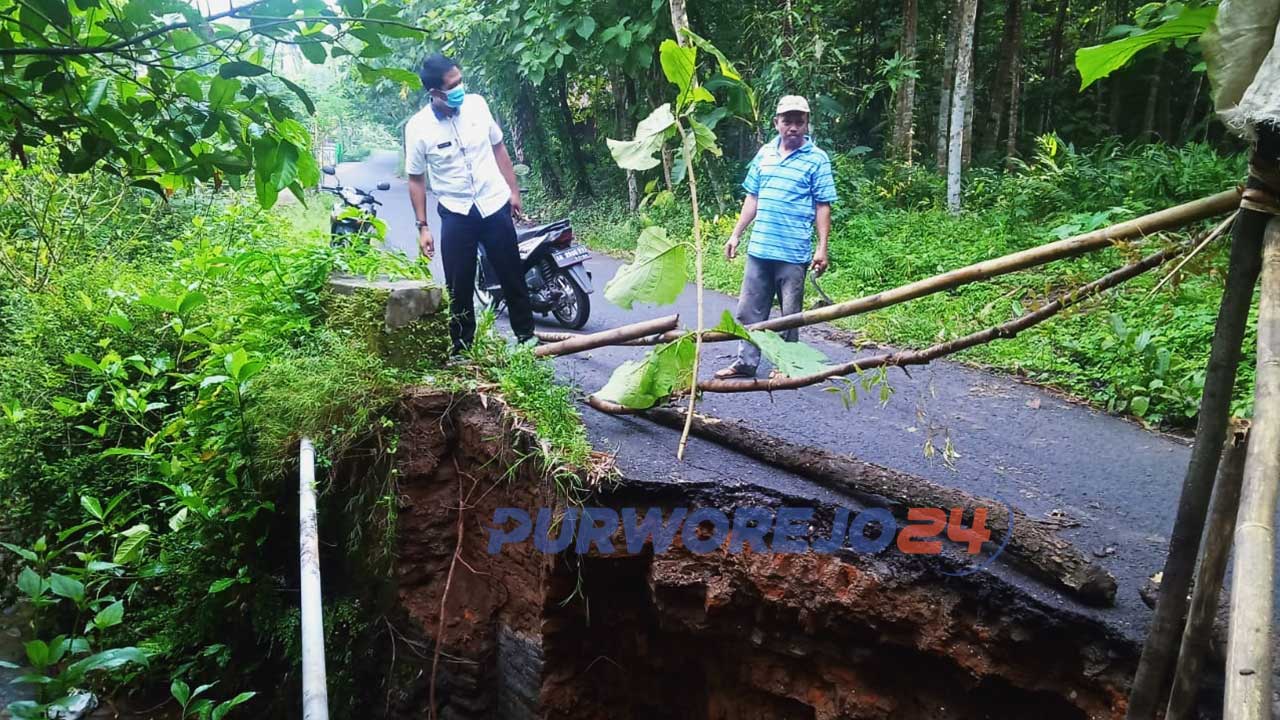 Camat Pituruh meninjau lokasi jembatan ambrol.