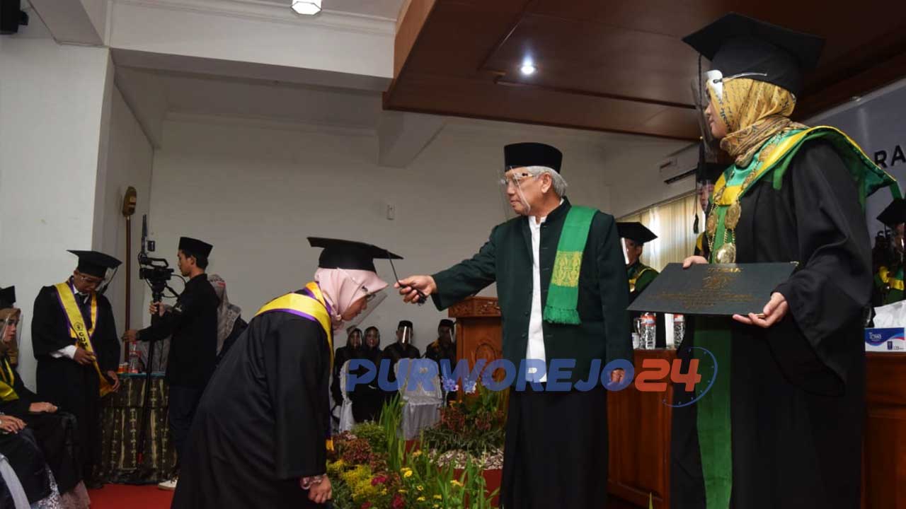 Ketua Dewan Senat STAI An-nawawi KH Achmad Chalwani mewisuda 135 mahasiswa