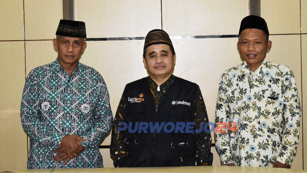 Pudjiono, Ketua Pengurus Muhammadiyah Purworejo didampingi pengurus.