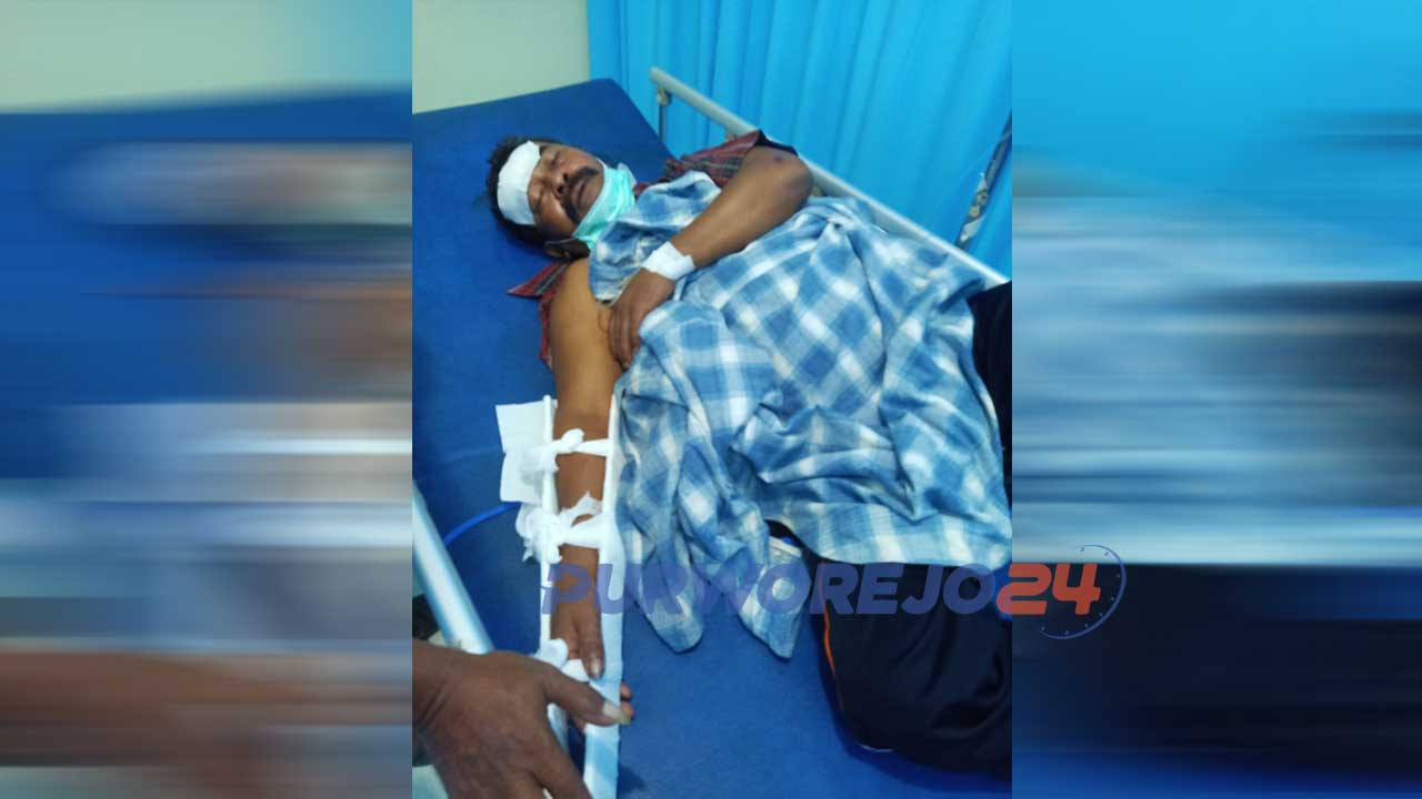 Korban pembacokan mendapat perawatan di Puskesmas Pituruh