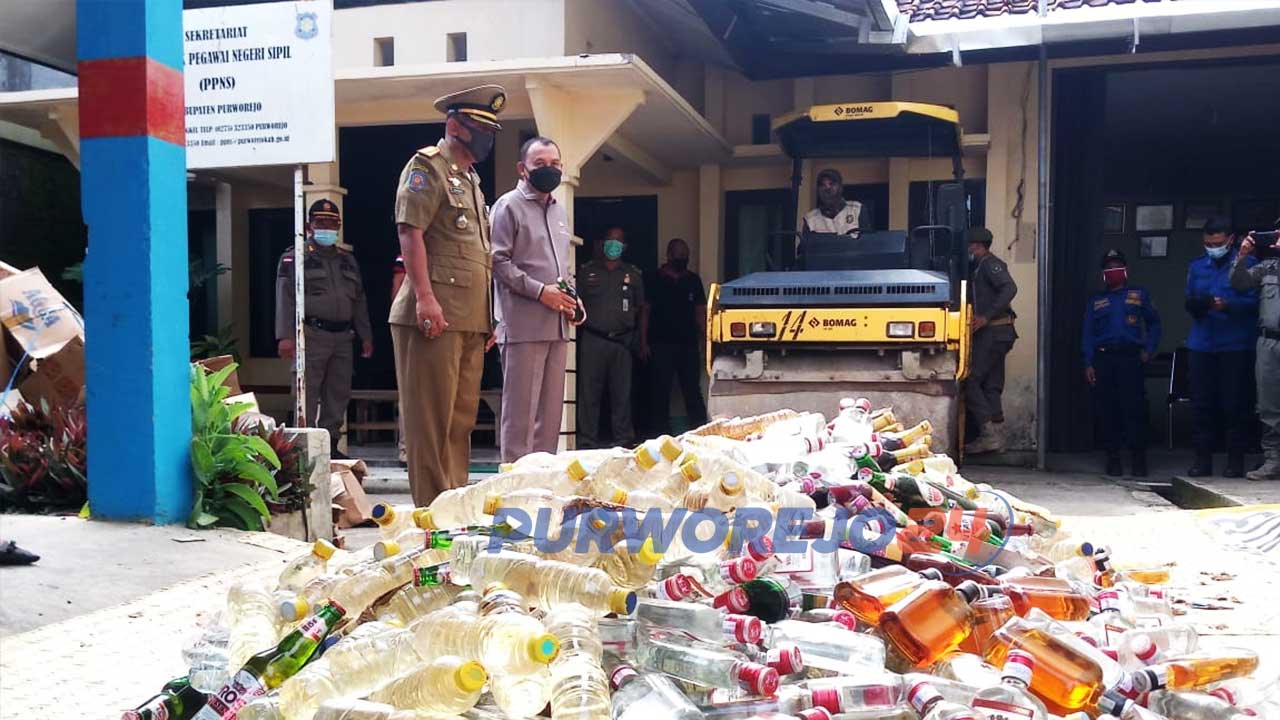 Pemusnahan ribuan botol Miras hasil operasi pekat selamat tahun 2020 di halaman kantor Satpol dan Damkar Kabupaten Purworejo, Jumat (5/3/2021)