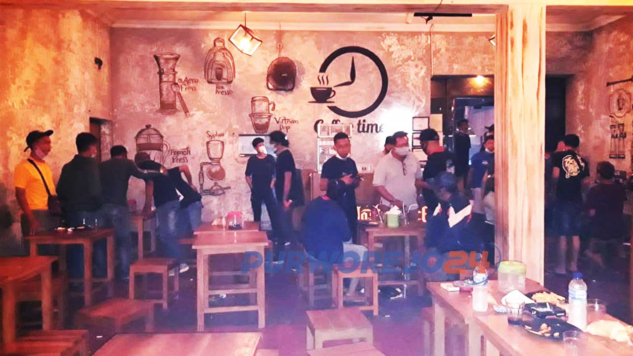 Petugas Satpol PP Damkar Kabupaten Purworejo membubarkan pertunjukkan live music di sebuah kafe di Purworejo.