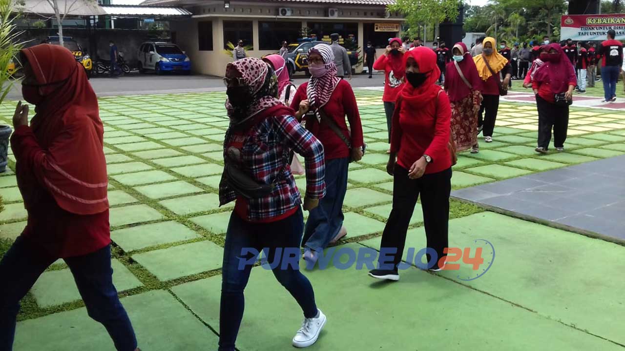 Puluhan Wadon Wadas (perempuan Desa Wadas) Kecamatan Bener, Kabupaten Purworejo, Jawa Tengah, mendatangi Mapolres Purworejo, Kamis (4/3/2021).