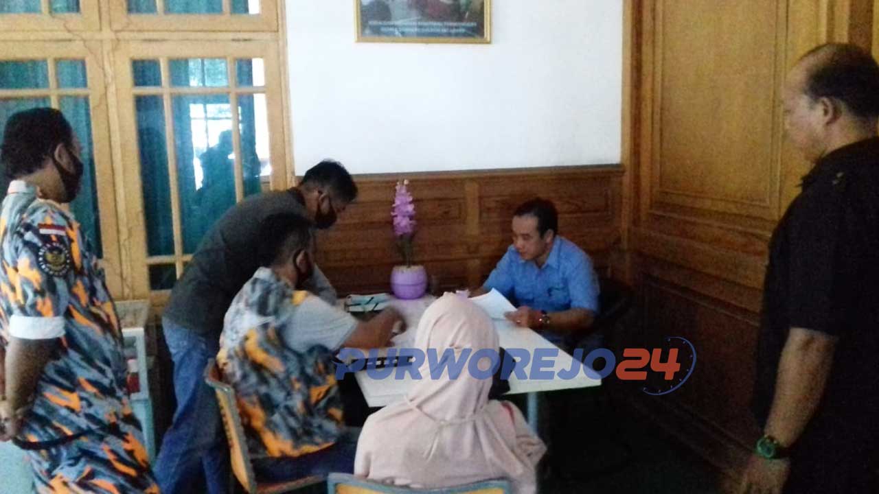 vPuluhan mitra program Ngingu Bareng Domba menarik sertifikat dan letter C tanah yang dititipkan ke KOIN.Puluhan mitra program Ngingu Bareng Domba menarik sertifikat dan letter C tanah yang dititipkan ke KOIN.