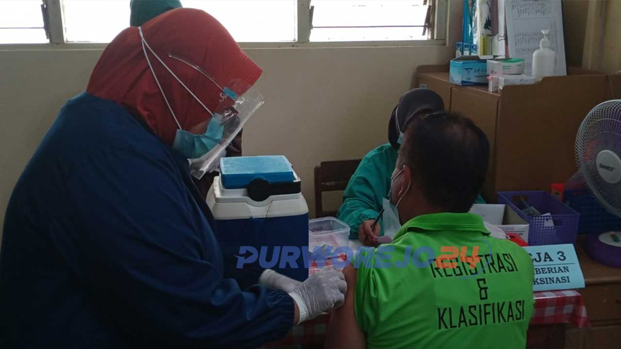 Puluhan pegawai LPKA Kelas I Kutoarjo, Purworejo, menerima vaksinasi.