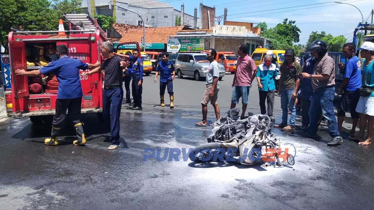 satu unit sepeda motor telah terbakar di Jalan Veteran Purworejo, Jawa Tengah, pada Sabtu (6/3/2021)