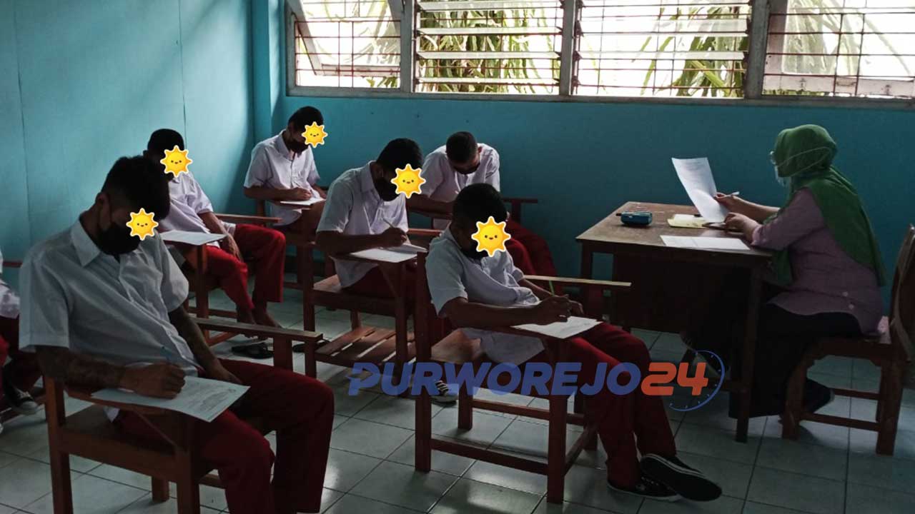 Sejumlah anak penghuni Lembaga Pembinaan Khusus Anak (LPKA) Kelas 1 Kutoarjo, Purworejo, Jawa Tengah, mengikuti ujian penilaian tengah semester.