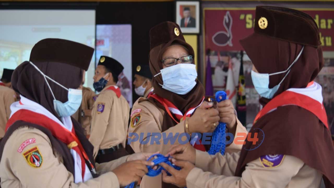 Sejumlah anggota dewasa mengikuti latihan tali-temali dalam KMD Penggalang Angkatan 2 Tahun 2021 di Sanggar Bhakti Pramuka Kwarcab Purworejo