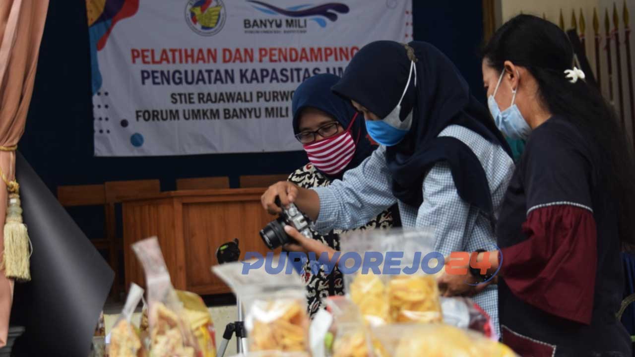 Sejumlah pelaku UMKM Kecamatan Banyuurip mendapatkan fasilitasi dan pelatihan foto produk dari STIE Rajawali di Aula Kecamatan Banyuurip