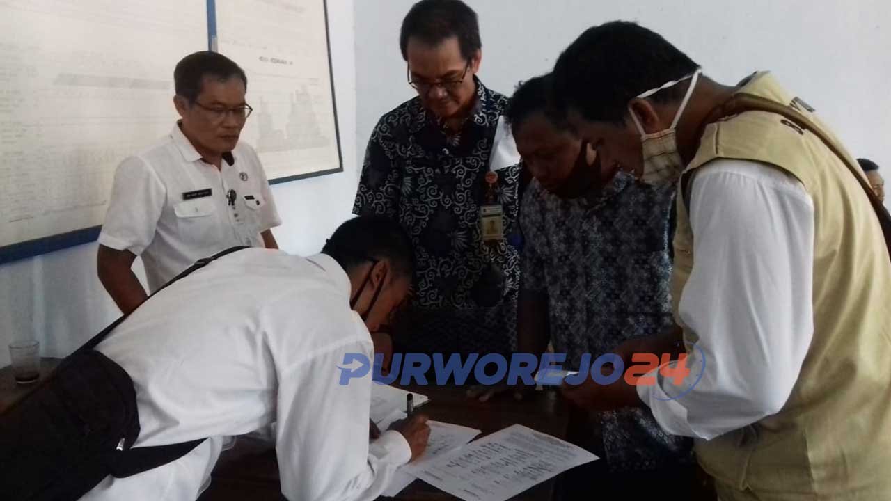 Seorang kades sedang menandatangani usulan reschedule yang akan disampaikan ke BBWSO