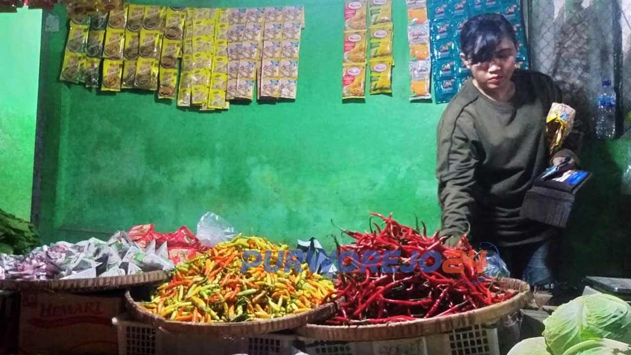 Seorang pedagang sedang menata dagangannya di pasar pagi Suronegaran Purworejo