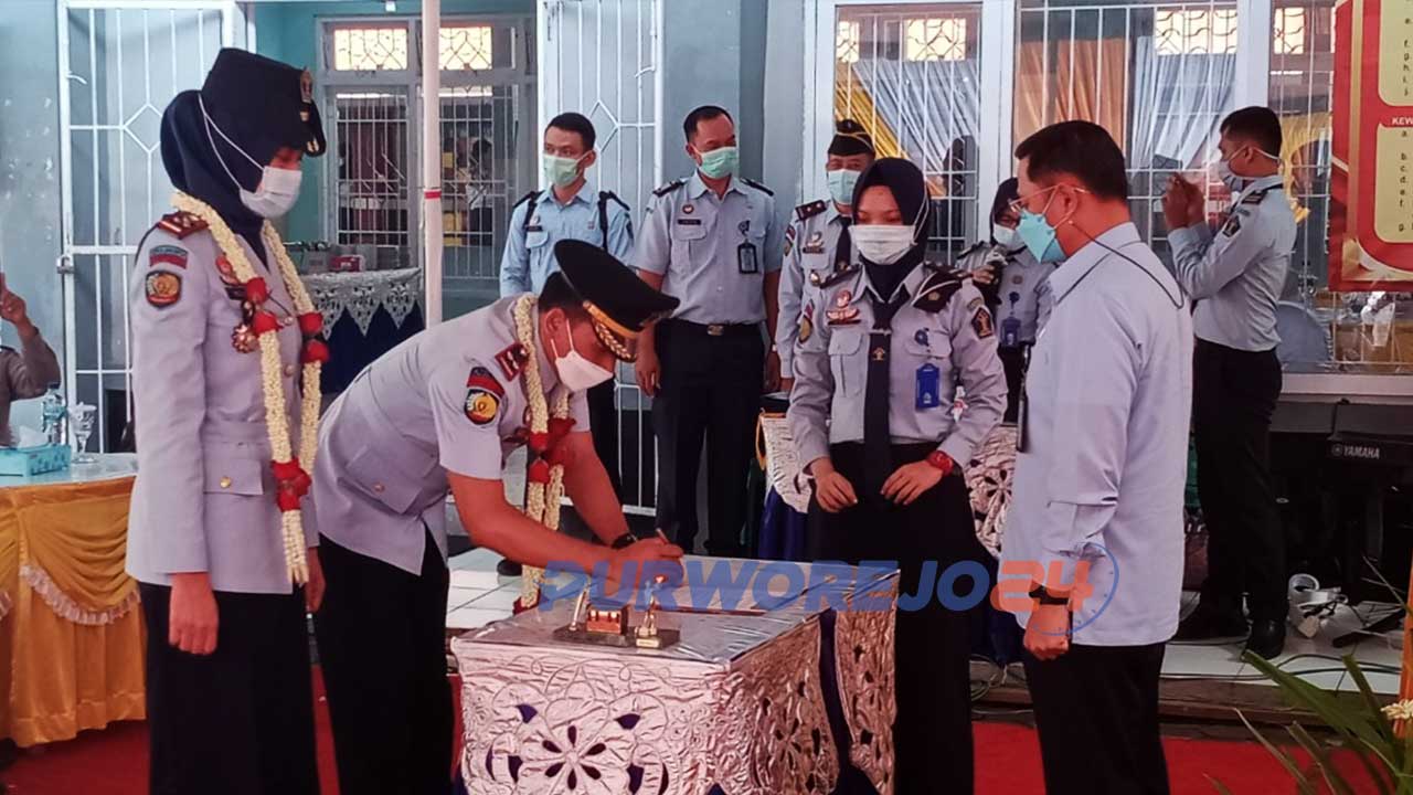 Serah terima jabatan LPKA kelas I Kutoarjo dari Herastini kepada Hari Winarca di Aula Sahardjo komplek LPKA Kutoarjo, Senin (15/3/2021)