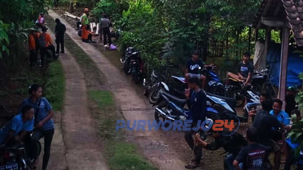 Warga melakukan pencarian terhadap Mbah Bayem yang menghilang sejak Jumat (25/2/2021).