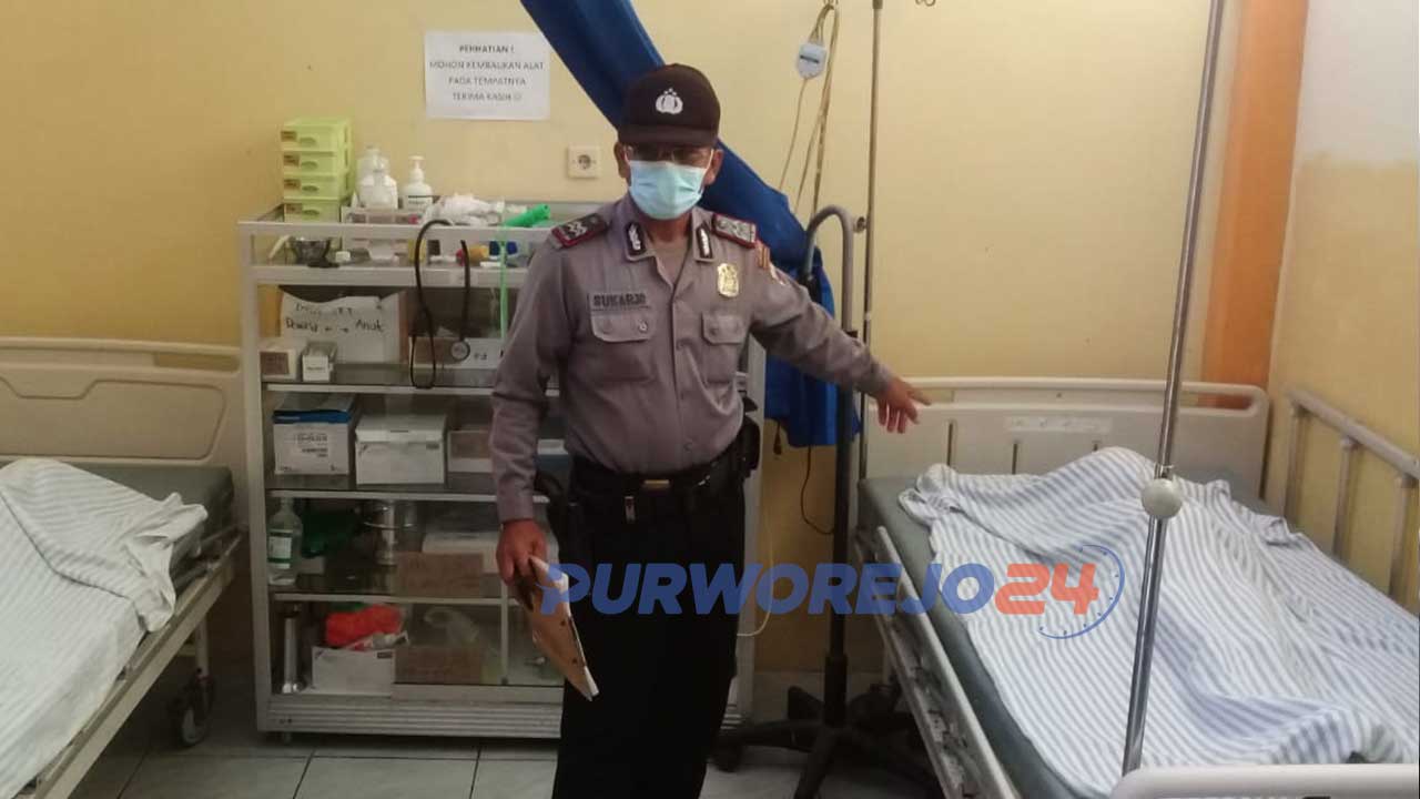 Anggota kepolisian menunjukkan ejnazah korban tenggelam di sungai Bogwonto