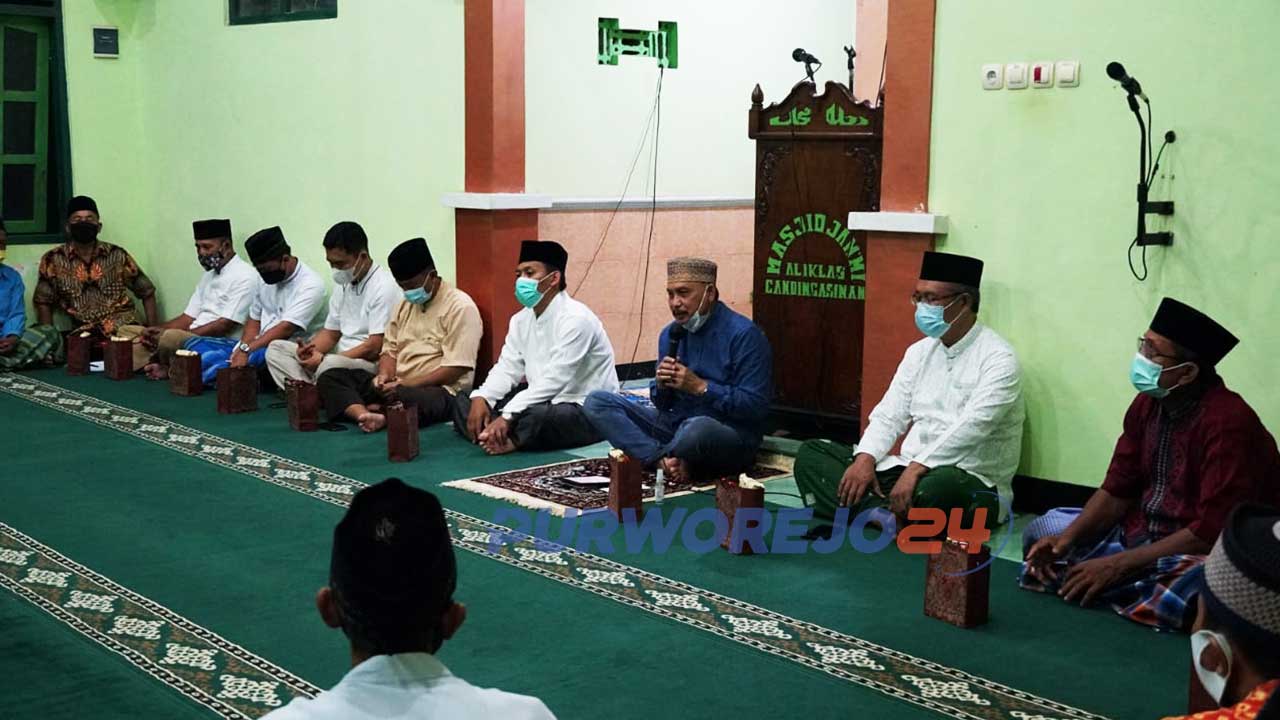 Bupati Purworejo Agus Bastian usai melaksanakan sholat tarawih di Masjid Jami Al-Ikhlas Desa Candingasinan Kecamatan Banyuurip.