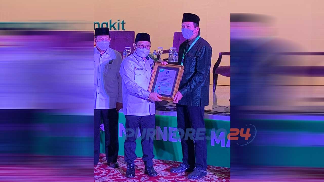 Ketua Umum DPP PKB menyerahkan penghargaan kepada K.H.R Maulana Alwi